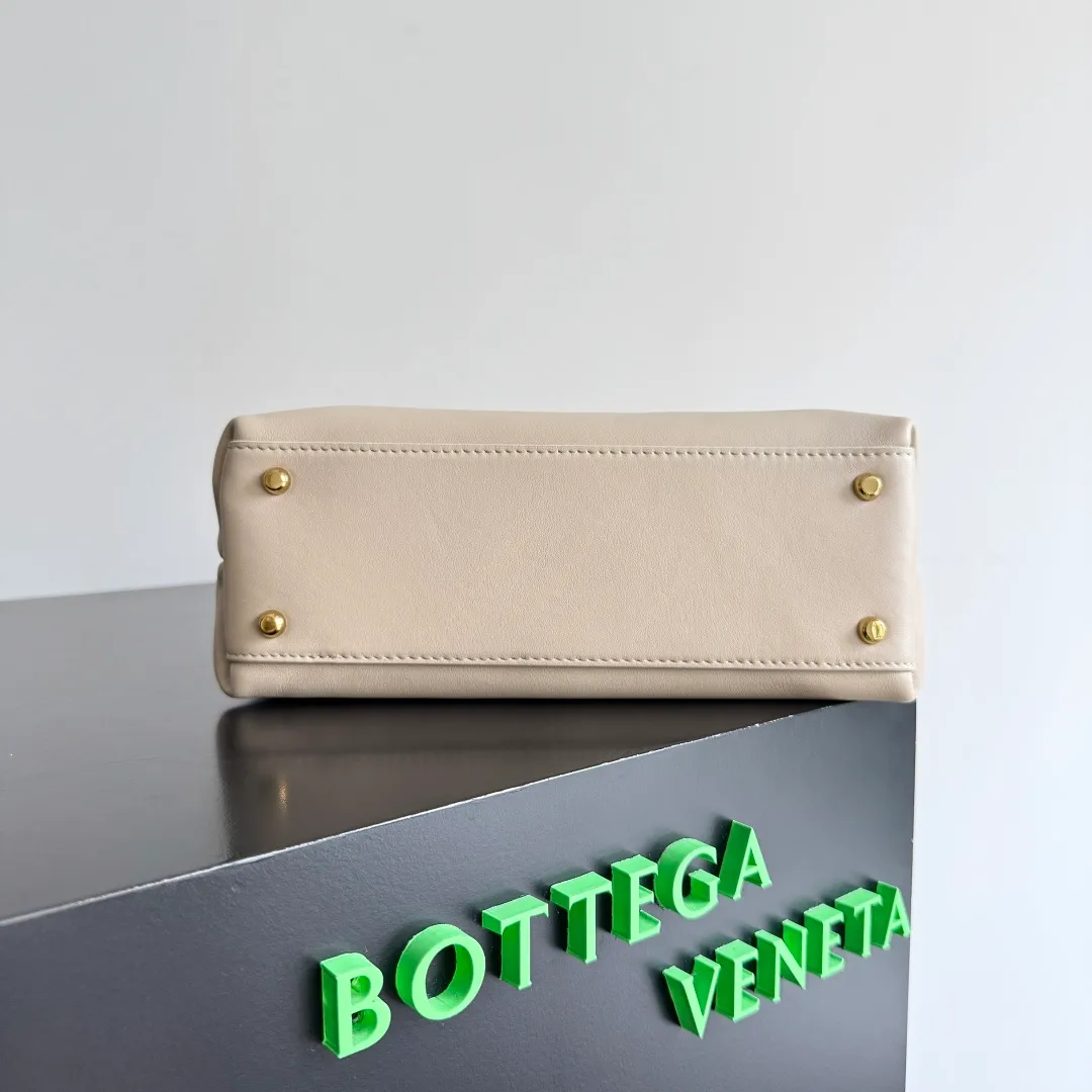 Batch 2060 BottegaVeneta Latest Ciao Ciao Bag Silky cowhide two-way flap handbag with signature twist detail, hidden hook closure, flap can be fastened to the front or attached to the INTRECCIATO woven internal pocket, comes with an adjustable and removable crossbody strap, internal compartment, and also features a zippered pocket. The surprise flap has various shapes. Style 1 - Cover the bag surface, exposing the knot and knot decoration. Style 2 - Place the flap inside the bag. A buckle is also designed. Style 3 - The U-shaped position of the top handle in the hand bag. Style No.: 835835 Size: 26*19*10.5cm